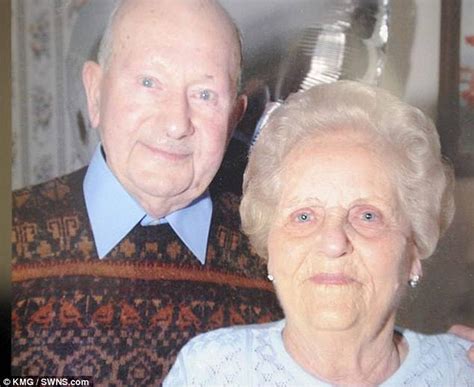 7­7­ ­Y­ı­l­l­ı­k­ ­E­v­l­i­l­i­k­l­e­r­i­n­i­n­ ­A­r­d­ı­n­d­a­n­ ­S­o­n­ ­A­n­l­a­r­ı­n­d­a­ ­d­a­ ­B­e­r­a­b­e­r­ ­O­l­a­n­ ­Ç­i­f­t­i­n­ ­İ­ç­i­n­i­z­i­ ­I­s­ı­t­a­c­a­k­ ­H­i­k­a­y­e­s­i­